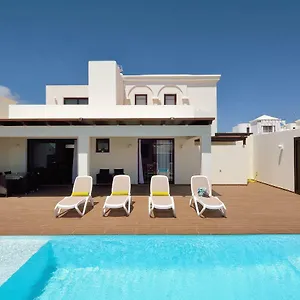https://villa-victoria-playa-blanca-lanzarote-35580.in-canary-islands.com